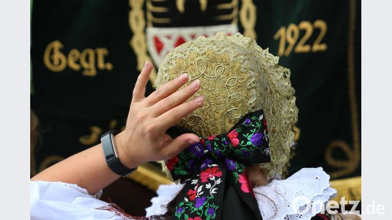 Mitglieder verschiedener Sudetendeutscher Landsmannschaften bereiten sich auf einen Einzug in die Festhalle vor. Bild: Karl-Josef Hildenbrand