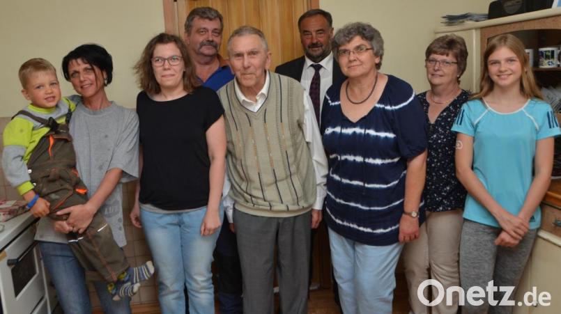 Im Kreis seiner Familie fühlt sich Alfred Bergler (Mitte) richtig wohl. Am Donnerstag feiert der rüstige Senior seinen 90. Geburtstag. Dazu trudeln eine Menge Glückwünsche beim "Lederer" ein. Bürgermeister Josef Beimler (Vierter von rechts) und Gerlinde Müller (Zweite von rechts) gehören zu den offiziellen Gratulanten. Bild: dob
