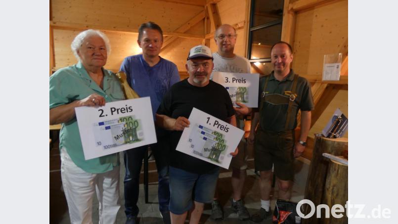 Waltraud Weber, Roland Götz, Roland Pemp und Bernd Wolf (von links) sind die ersten Mitspieler, denen Günther Ring nach der Ergebnisauswertung ihre Preise überreichte. Bild: rn