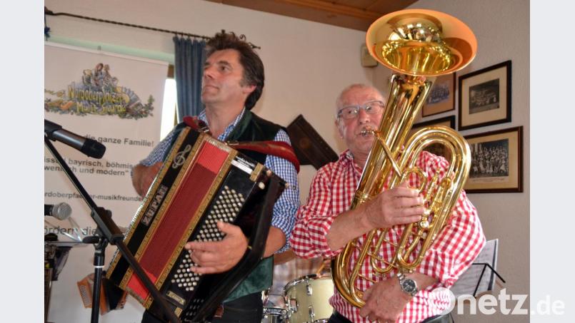 Horst Maibach (Weiden) mit der Tuba und Hans Meckl (Altentreswitz) mit dem Schifferklavier wurden von Rudi Hesl, bekannt als der &quot;Teufelstrommler&quot; begleitet. Bild: hcz
