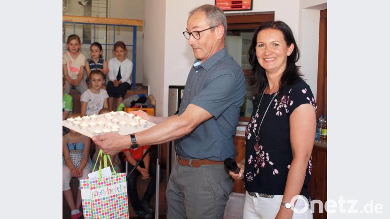 Eine große aus Teelichten zusammengesetzte „50“ bekam Bürgermeister Erwin Geitner von Rektorin Christine Kölbl überreicht. Bild: sön