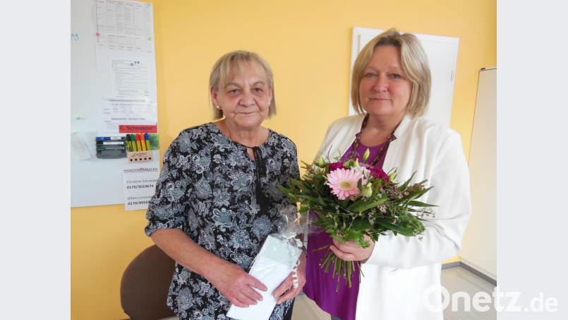 Rektorin Christine Schneider (rechts) dankte Gisela Schmaderer mit Blumen und einem Gutschein für die geleistete gute Arbeit. Bild: amö