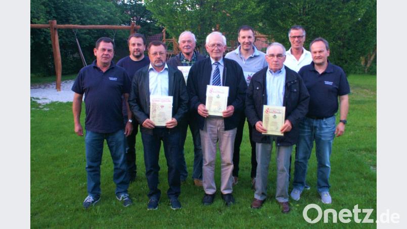 Freuten sich über die Treue der Mitglieder zur Feuerwehr. Li. die Kommandanten Alfons Falk und Christian Lenk, re. Vorstand Berthold Maier und Bürgermeister Hermann Falk (fdl). Bild: fdl
