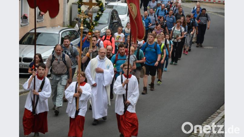 Pater Benedikt Leitmayr führte die Prozession an, die am Pfingstsonntagabend in die Konnersreuther Pfarrkirche einzig. Hinter den Pilgern lagen insgesamt mehr als 120 Kilometer Fußmarsch innerhalb von drei Tagen. Klar, dass die Strapazen sich in den Gesichtern der Fußwallfahrer widerspiegeln. Umso schöner dann die glückliche Heimkehr. Bild: jr