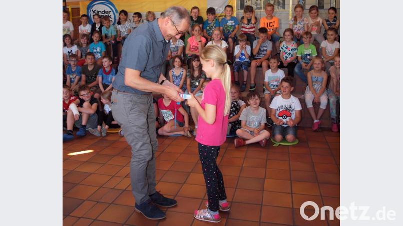 Von den Kindern bekam Bürgermeister Erwin Geitner viele nützliche kleine Geschenke mit wertvollen Tipps dazu überreicht. Bild: sön