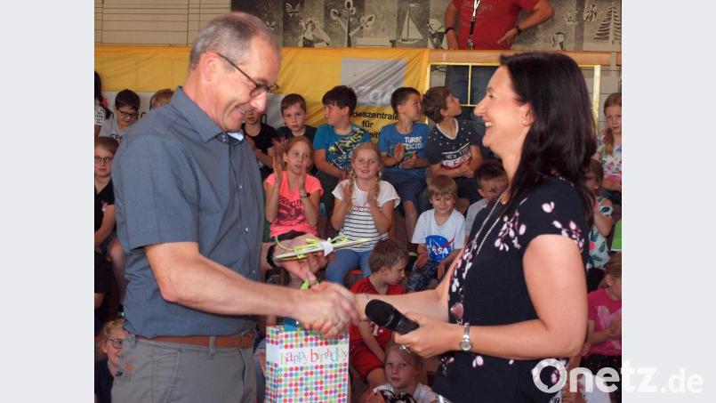 Rektorin Christine Kölbl gratulierte nachträglich zum 50. Geburtstag, dankte für ein stets offenes Ohr, wenn es um die Belange der Riedener Grundschule gehe. Bild: sön
