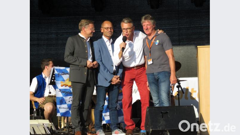 Auf die Plätze, fertig los: Gut gelaunt und erwartungsvoll, was noch kommen mag in den nächsten vier Wochen, eröffneten MdL Tobias Reiß, Stellvertretender Landrat Alfred Scheidler, Bürgermeister Franz Stahl und Fördervereins-Vorsitzender Vinzenz Rahn (von links) auf der Seebühne den dritten &quot;cooltour-Sommer&quot; im Fischhofpark. Bild: ubb