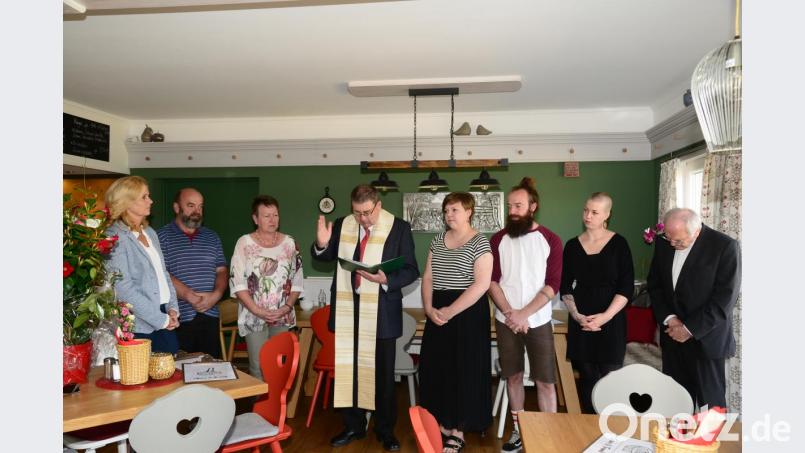 Stadtpfarrer Pater Hans Ring (Vierter von links) erteilt der neuen Gastwirtschaft &quot;Drexlerei&quot; von Klaus und Sonja Drexler (Zweiter und Dritte von links) den kirchlichen Segen. Bild: bey
