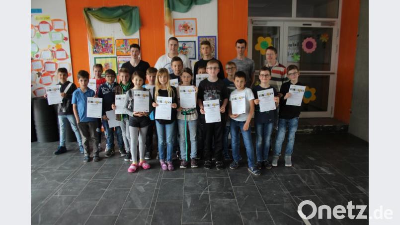 Knapp 20 Viertklässler der beiden Neunburger Grundschulen beteiligten sich am Projekt „Schüler erfahren Technik“. Dafür erhielten sie nun Urkunden ausgehändigt. Bild: sns