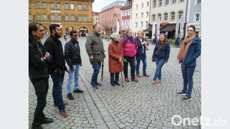 In leicht verständlichem Deutsch machte Stadtführerin Lilian Gruber (rechts) die ausländischen Neubürger mit Sehens- und Wissenswertem bekannt. Die Bildungskoordinatorin für neu Zugewanderte, Christina Gerl (Zweite von rechts), hatte die Aktion organisiert. Bild: usc