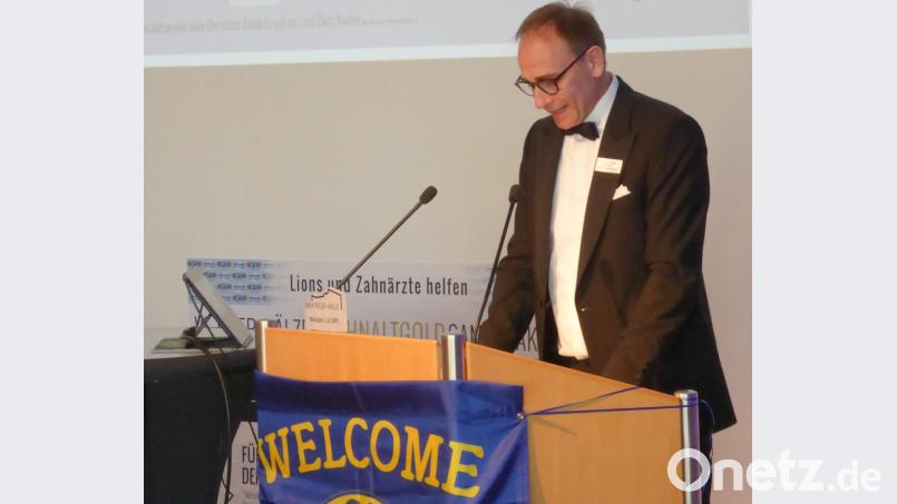 Professor Torsten E. Reichert, Dekan der Fakultät für Medizin der Universität Regensburg, dankt für die grandiose Spende. Bild: fsb