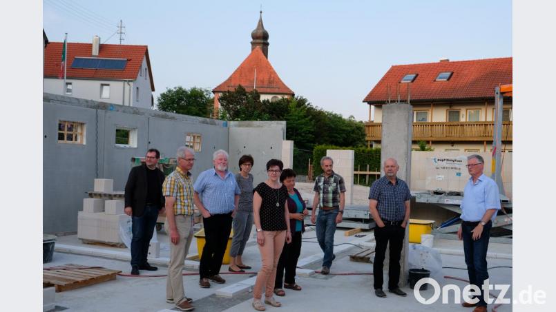 Auf der Baustelle für das Wohnungsbau-Projekt der Gemeinde geht es planmäßig voran. Davon überzeugen sich Bürgermeister Werner Roder und die Gemeinderäte bei einem Ortstermin im Gemeindezentrum. Bild: do