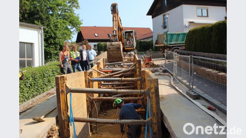 Die Arbeiten (hier in der Waldstraße) gehen zügig voran. Bürgermeister Josef Gilch (Zweiter von rechts) beim Ortstermin mit den Verantwortlichen der Großbaumaßnahme (von links) Polier Jan Gorgas, Roland Kiesecker (Bauüberwachung Ingenieurbüro Seuß) und Christian Höfler (Bauleitung Firma Englhard). Bild: wec