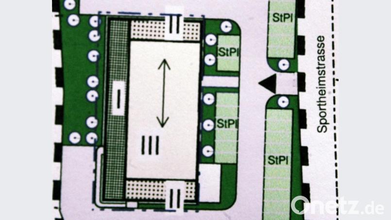 Ein Blick auf den Plan: Auf dem 4000 Quadratmeter großen Areal der ehemaligen Drei Mohren soll ein dreigeschossiges Gebäude entstehen, mit Zufahrt über die Straße Zum Sportplatz und 31 Stellplätzen. Im Erdgeschoss sind Gewerbeeinheiten geplant, in den beiden Oberschossen Wohnungen. Bild: gf
