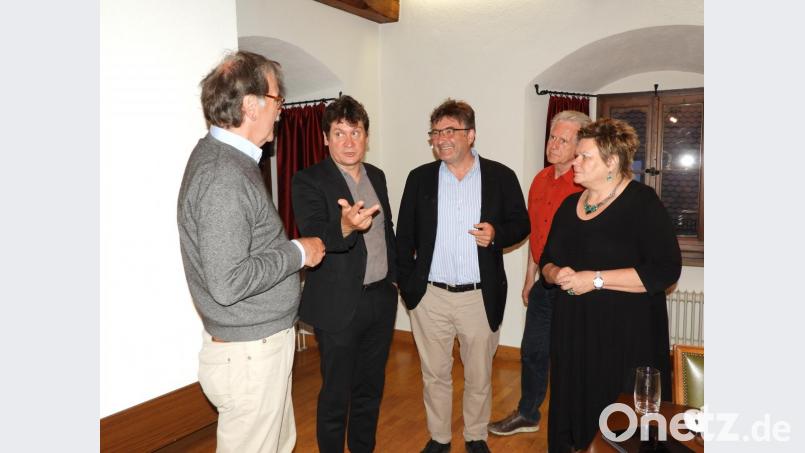 Baudezernent Oliver Seidel (Zweiter von links) ist bei der Veranstaltung des Oberpfalzvereins Weiden im Kulturzentrum Hans Bauer ein gefragter Mann. Bild: Winkler