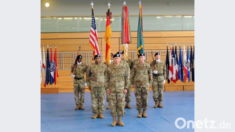 Brigadegeneral Christopher C LaNeve (Mitte) entbindet CSM William Lou Gardner (rechts) von den Aufgaben des Command Sergeant Major beim 7th ATC. Sergeant Major Douglas Meritt (links) wird im Übergang die Amtsgeschäfte führen. Bild: mor