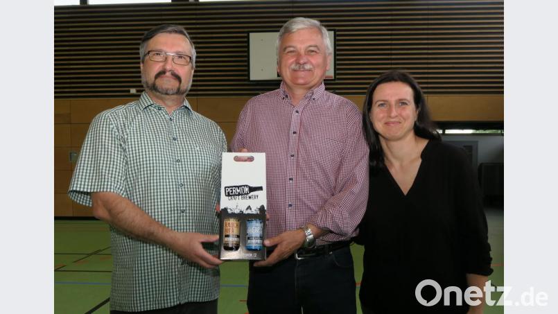 Der Leiter der Partnerschule in Sokolov, Vladimir Vlcek (links), und Deutschlehrerin Sandra Kucerova bedankten sich bei Hans Moser (Mitte) für die langjährige gute Zusammenarbeit mit einem Geschenk. Bild: Hirsch