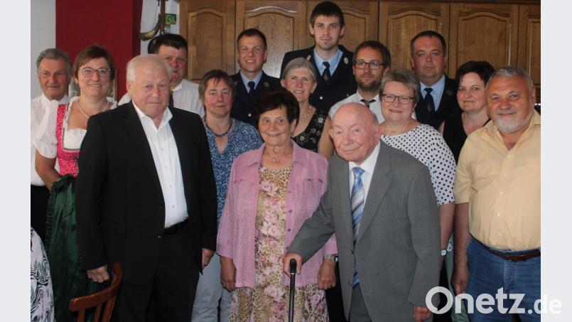 Willibald Hösl (vorne rechts mit Ehefrau Ottilie) freut sich über die Glückwünsche von Bürgermeister Johann Wilhelm (unten links). Auch zahlreiche Vereinsmitglieder sowie Freunde und Familienmitglieder gratulierten dem Gutenecker zum 85. Geburtstag. Bild: kar