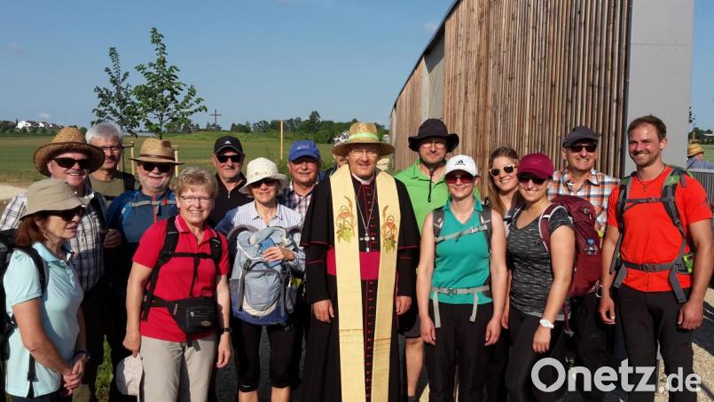 Auch für die Wallfahrer aus dem Raum Pressath ist die Diözesanfußwallfahrt nach Altötting „Zu unserer lieben Frau“ stets ein ergreifendes Erlebnis. Unser Bild zeigt die Gruppe in Regensburg kurz vor dem Abmarsch sowie Diözesanbischof Rudolf Voderholzer. Bild: mng