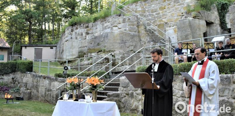 Einen ökumenischen Pfingstgottesdienst zelebrieren Pfarrer Bernhard Müller (von rechts) und Pfarrer Andrè Fischer auf dem Schönberg. Bild: rgr