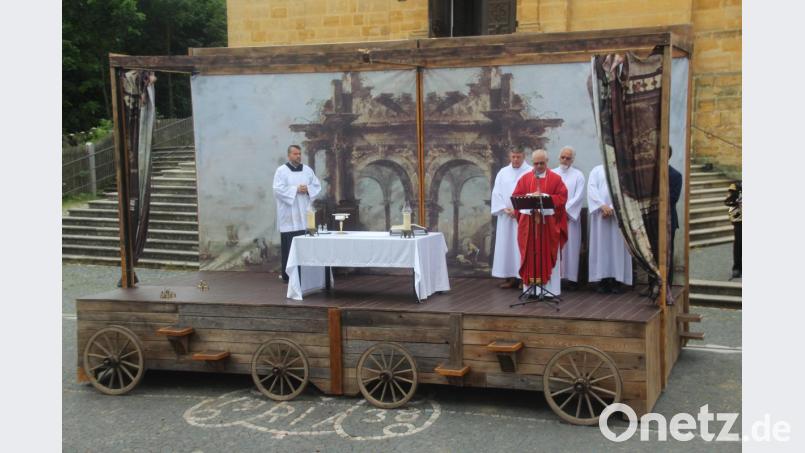Etwas Besonderes: Der Festspiel-Gottesdienst am Pfingstmontag auf der Bühne des Welttheaters am Mariahilfberg. Bild: kmo