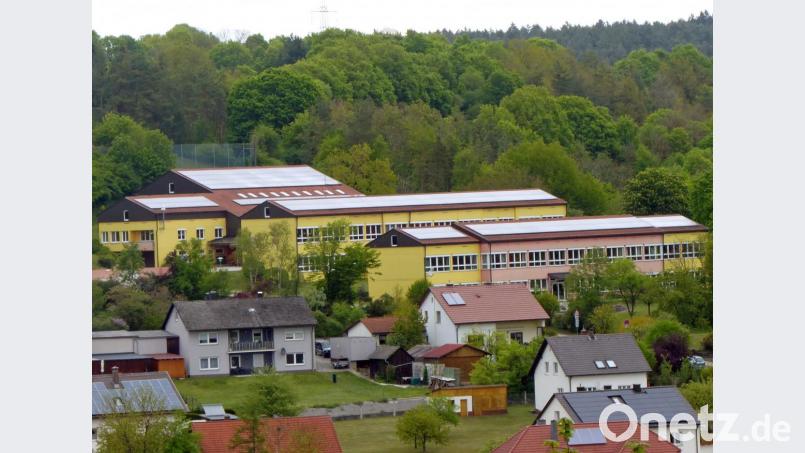 Blick auf die Mittelschule Ensdorf vom Eggenberg aus. Bild: sön