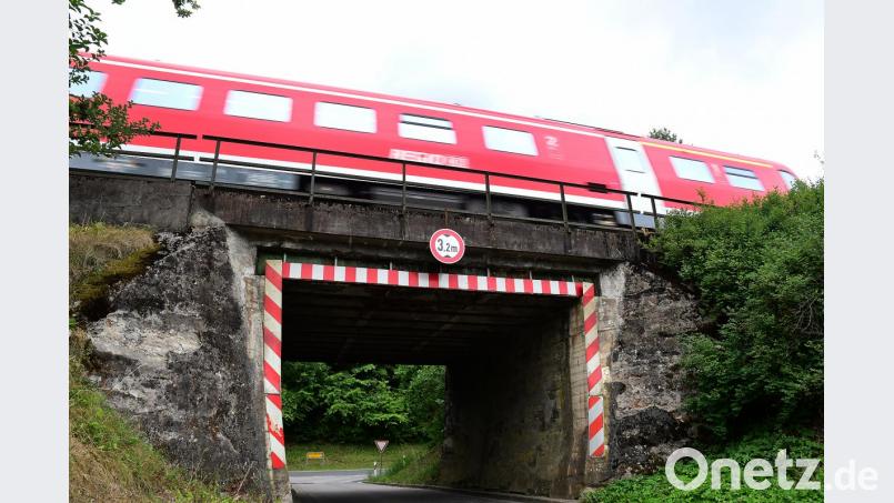 Die Bahnüberführung bei Altmannshof über die Kreisstraße AS 31 sorgte im Gemeinderat Poppenricht für Diskussionen. Bild: Petra Hartl