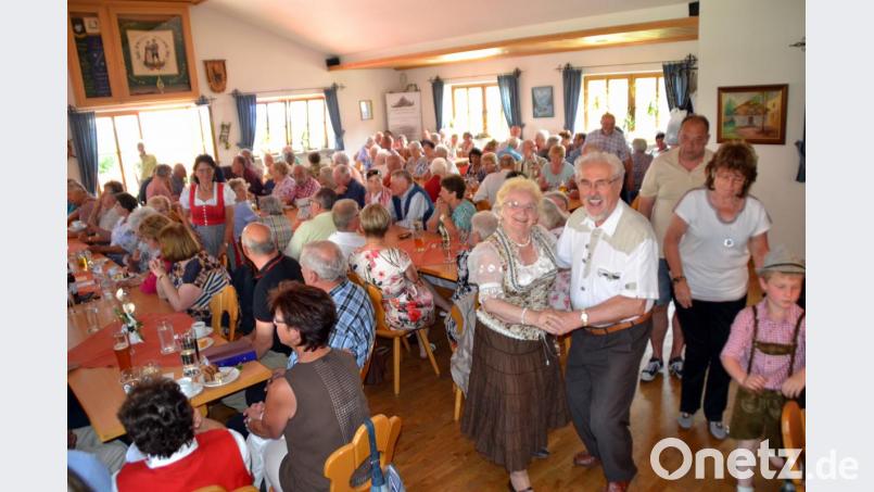 Getanzt, geschunkelt und mitgeklatscht wurde im voll besetzten Vereinsheim &quot;Almrausch&quot;. Bild: hcz