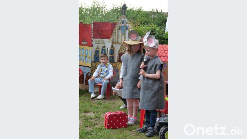 Eine selbstgebaute Kulisse, Kostüme und viel Musik runden das Theaterstück der Kinder ab. Bild: exb