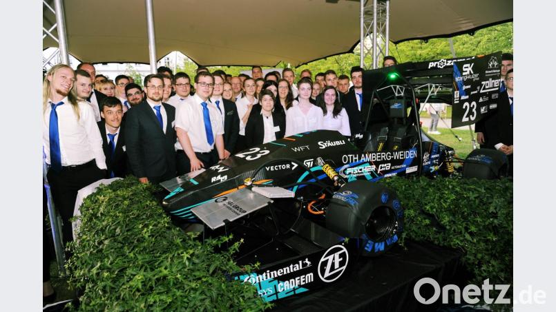 Stolz präsentieren die Studenten der Ostbayerischen Technischen Hochschule ihren neuen Rennwagen RS 19, der vom nahezu 50-köpfigen Team fast erdrückt wird. Bild: gf