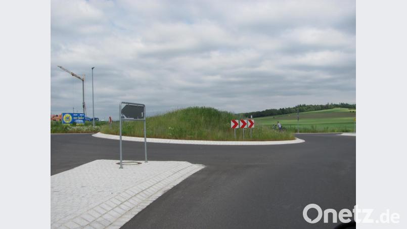 Auch wenn sich zum Unkraut in der Mitte des Kreisverkehrs einige Margeriten und Kornblumen gesellt haben - die Gestaltung der Insel soll dauerhaft ansprechend und hübsch sein. Bürgermeister Richard Kammerer hofft auf Vorschläge der Bürger. Bild: sei