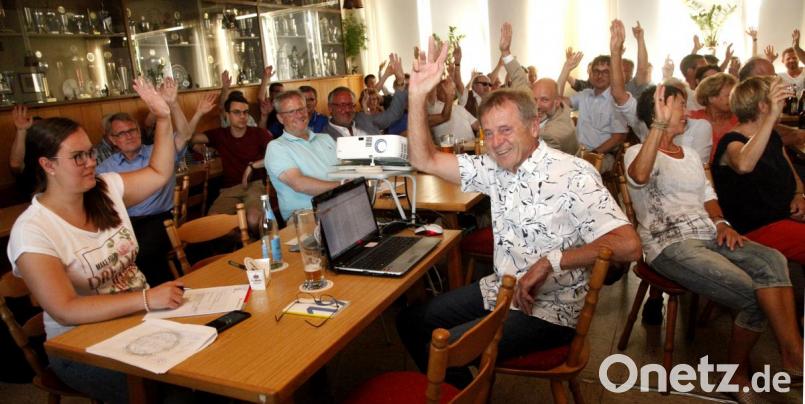 Einstimmig votierten die Mitglieder des FC Schwandorf für die Fortsetzung der Fusionsgespräche miit dem SC Ettmannsdorf. Bild: Hirsch