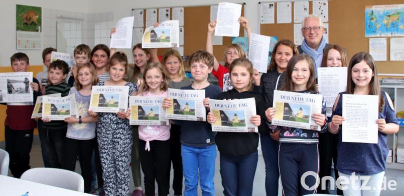 Sie lesen jeden Tag die Zeitung "Der neue Tag" - und zwar sehr genau, wie Redakteur Thomas Dobler (hinten, rechts) beim Gespräch mit den Viertklässlern der Grundschule in Wernberg-Köblitz feststellen konnte. Bild: exb