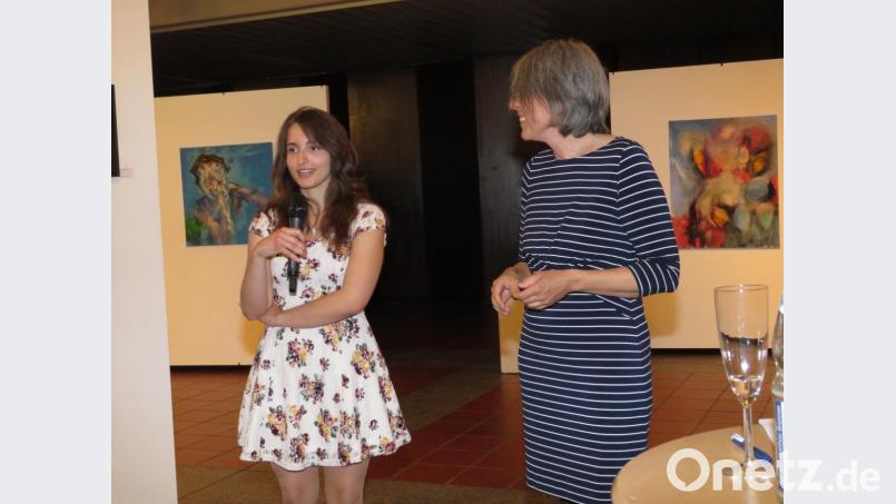 Irene Fritz (rechts) bittet Preisträgerin Bettina Hammer ihre Werke vorzustellen. Bild: ubb