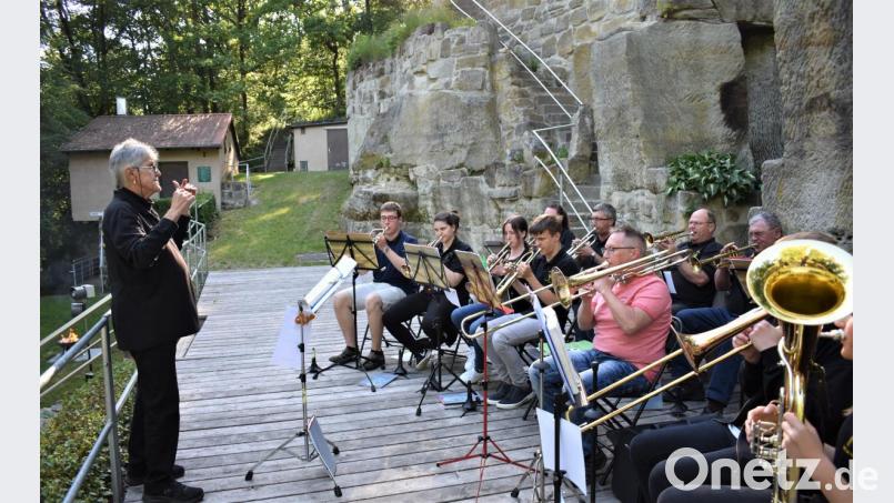 Der Evangelische Posaunenchor aus Neustadt am Kulm umrahmt den ökumenischen Pfingstgottesdienst musikalisch. Bild: rgr
