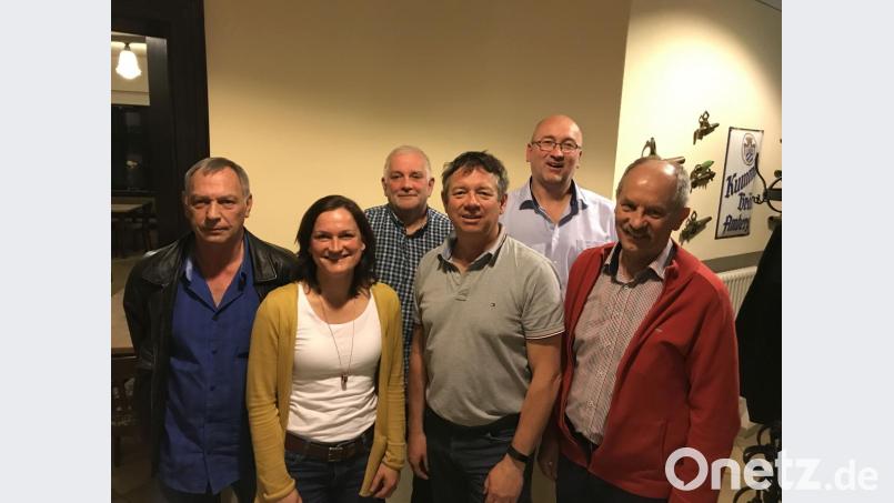 Der Vorstand der Handballgemeinschaft Amberg mit Vorsitzendem Frank Mitschke (Zweiter von rechts) an der Spitze. Bild: zyz