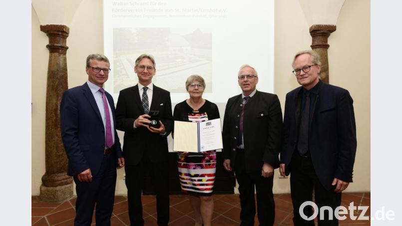 Bei der Verleihung nahmen für den verhinderten Walter Schraml drei Vertreter die Denkmalschutzmedaille entgegen: Von links Kunstminister Bernd Sibler, Zweiter Vereinsvorsitzender Martin Wolf, Margot Lulay, Bürgermeister Winfried Franz sowie Generalkonservator Mathias Pfeil. Bild: Robert Haas