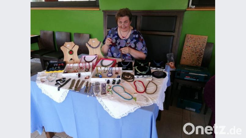 Rita Eiber war mit Perlenschmuck vertreten. Bild: rkp
