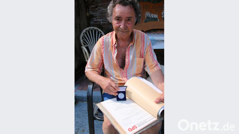 Ex-Genosse Peter Weiß mit Willy-Brandt-Ehrenmedaille und SPD-Unterlagen aus seiner aktiven Zeit. Bild: jrh