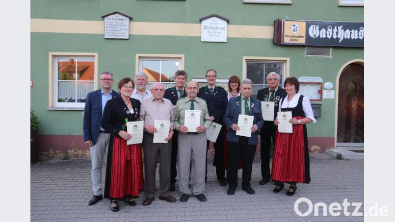 Die Geehrten von links:: Bürgermeister Michael Göth, Anni Bär (40 Jahre im OSB), Gauschützenmeister Dietmar Beyer, Heiner Koller (70 Jahre OSB), Günter Kellner (goldene Verdienstnadel für verdienstvolle Mitarbeit im Schützenwesen des OSB), Konrad Pirner (50 Jahre im OSB), Schützenmeister Helmut Miek (goldene Verdienstnadel für verdienstvolle Mitarbeit im Schützenwesen des OSB), Elfriede Poppendörfer, Ernst Urbanski, Manfred Weinhold, Inge Weinhold (alle 40 Jahre OSB). Bild: mfh