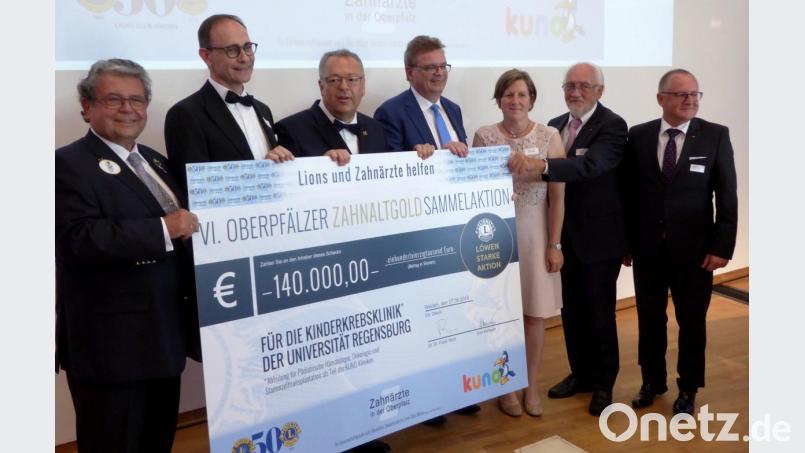 140 000 Euro fließen in die Kinderkrebsklinik Regensburg. Über den Scheck freuen sich (von links) Wolfgang Debler (Lions Distrikt-Governor 111 Bayern-Ost), Professor Torsten Reichert (Dekan der Fakultät für Medizin), Frank Wohl (Präsident des Lions-Clubs Weiden), Professor Christoph Benz (Vizepräsident der Bundeszahnärztekammer), Susanne Horn (Kuno-Stiftung), Kurt Hannuth und Elmar Baumer (Lions-Hilfswerk). Bild: fsb