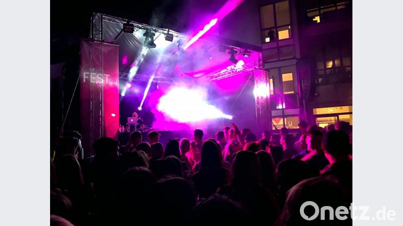 Auf der Bühne im Freien sorgten sechs DJs aus dem Raum Weiden/Amberg für Stimmung. Bild: pmen