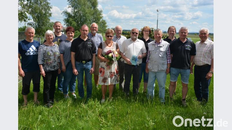 15 Jahre lang führte Josef Fennerl (Sechster von rechts) die Siedlergemeinschaft Mitterteich als Vorsitzender, seine Frau Erika (Siebte von links) war die gleiche Anzahl von Jahren als Schriftführerin tätig. Beide stellten sich bei den Neuwahlen nicht mehr zur Verfügung. Stellvertretender Siedler-Vorsitzender Wolfgang Pilz (Fünfter von links) überreichte die Geschenke. Bild: jr