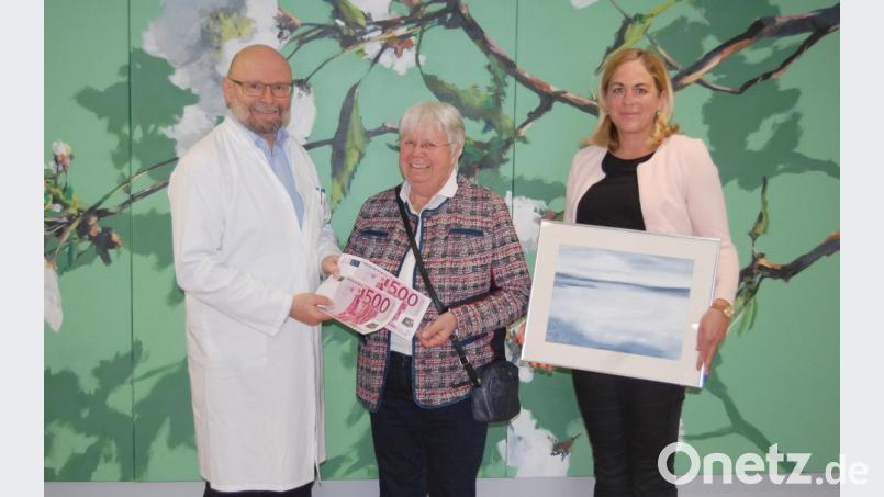 Frauenkliniken-Direktor Professor Dr. Anton Scharl und Doris Kölbl (rechts), Koordinatorin der Integrativen Onkologie, freuen sich über die 1000 Euro, die Doris Keilberth ihnen überreichte. Bild: exb