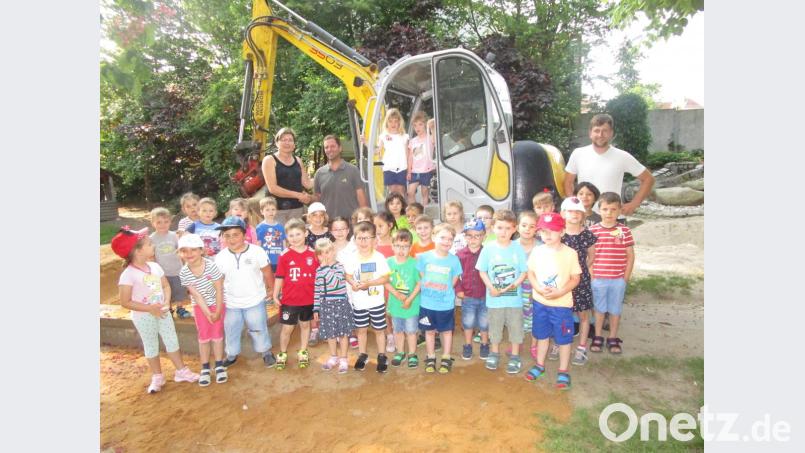 Die Kinder freuten sich, einmal in einem richtigen Bagger sitzen zu dürfen. Bild: exb