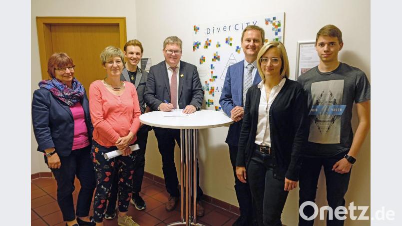 Sehen Diversity als große Chacne für die Stadt (von links): Personalamtsleiterin Renate Preuß, Gleichstellungsbeauftragte Bärbel Neumüller, Simon Ströll (Gruppe Diversity Challenge), Oberbürgermeister Michael Cerny, Bernhard Mitko, Referatsleiter Recht, Umwelt und Personal, Kerstin Scherl vom städtischen Personalamt und Bastian Langner (Gruppe Diversity Challenge). Bild: Susanne Schwab, Stadt Amberg