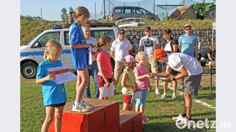 Die Nordischen Kombinierer Eric Frenzel und Terence Weber, sowie Bürgermeister Thomas Meiler und TSV-Vorsitzender Jürgen Lugert zeichneten die erfolgreichsten Läufer aus. Lob und Respekt hatten sich kleine und große Sportler auf Grund ihrer Leistungen redlich verdient. Bild: nm Bild: nm