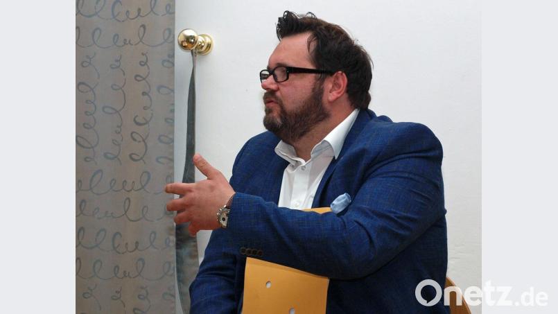 Stellvertretender SPD-Ortsvorsitzender Bastian Bartmann leitete die Podiumsdiskussion. Bild: sön