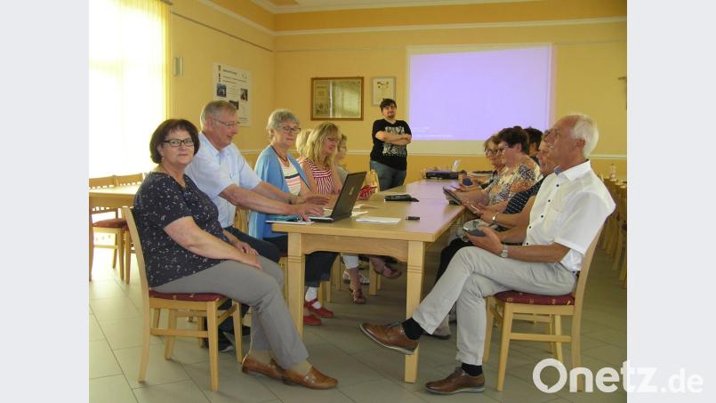 Bürgermeister Peter König (vorne rechts), Anita Busch von der digitalen Wohnberatung (von links) sowie Seniorenbeauftragter Alois Greger und die Kursteilnehmer verfolgten interessiert die Ausführungen von Kursleiter Frederik Haas (hinten stehend). Bild: öt