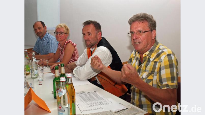 Auf dem Podium (von links): SPD-Vorsitzenden Hans Ram, Schulleiterin Michaela Bergmann, Innungsobermeister Richard Siegler und BLLV-Kreisvorsitzender Albert Schindlbeck. Bild: sön
